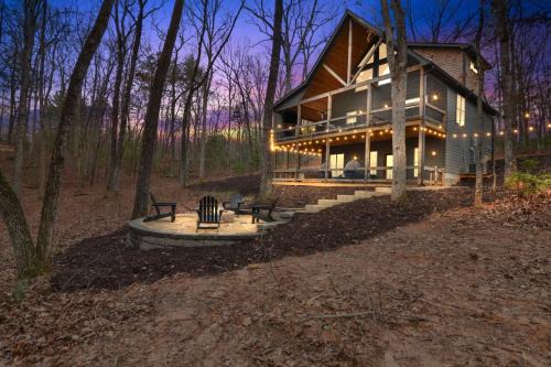 McCaysville Ski Chalet | 3BR, Loft, Hot Tub, Dog Friendly, Firepit, Grill