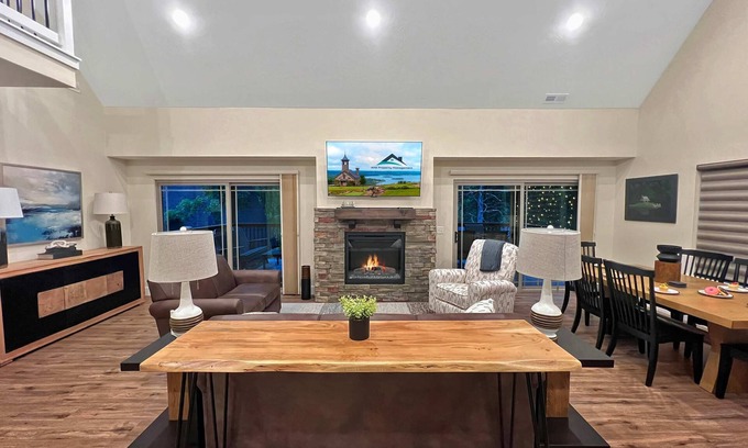Hollister House | 3BR Luxury Cabin, pools, fishing, clean family fun