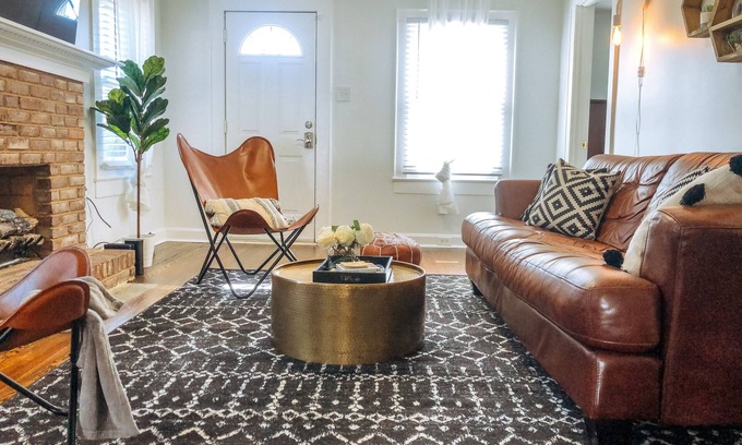 Belmont House | 3BR on Main Street ★ Downtown Belmont ★ 5 Min Walk