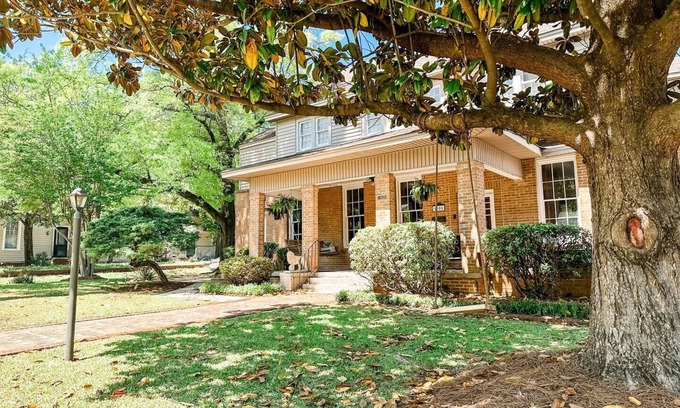 Montgomery House | 3BR Poolside Retreat | Pet Friendly