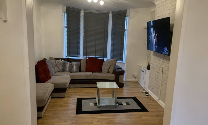 Colchester House | 3br-sleeps7-garden-parking