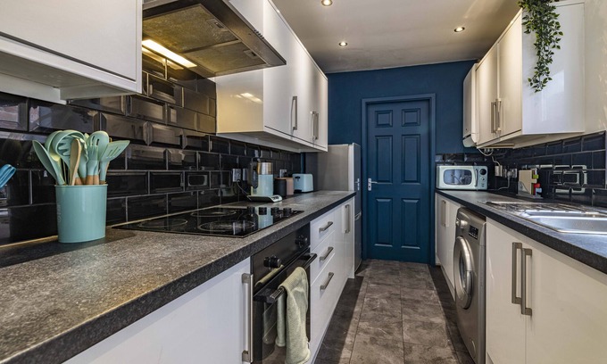Clifton House | 3BR Terraced House in Beeston with Easy City Centre Access