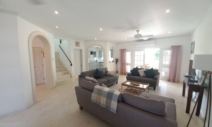 Little Battaleys House | 3BR Townhouse - with Pool and Partial Sea View from Main bedroom