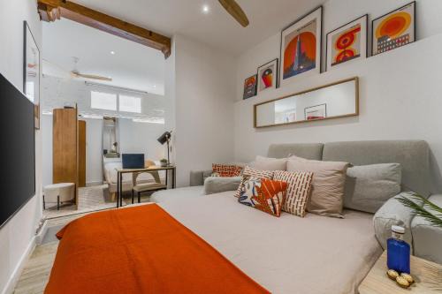 Golden Triangle of Art Apartment | 3min Walk - Retiro & Atocha - Luxury District and Desk