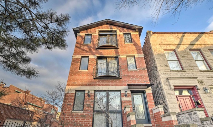 Tri-Taylor Condo | 3rd-Floor Chicago Condo: Walk to CTA Stations!