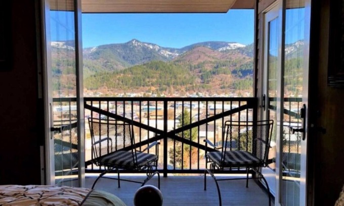 Kellogg Condo | 3rd floor condo retreat