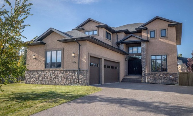 Hinton House | 4,000 sq ft 7 Br/4.5 Ba Luxury Home with Amazing Amenities