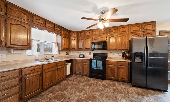 Fulton House | 4-12 Guests! 4 bed / 2 bath - Central Missouri - Close to Interstate70 & Hwy 54!