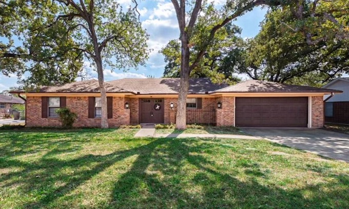 College Station House | 4/3 Heart of Aggieland, NEWLY AVAILABLE , Pool Table, HUGE Yard