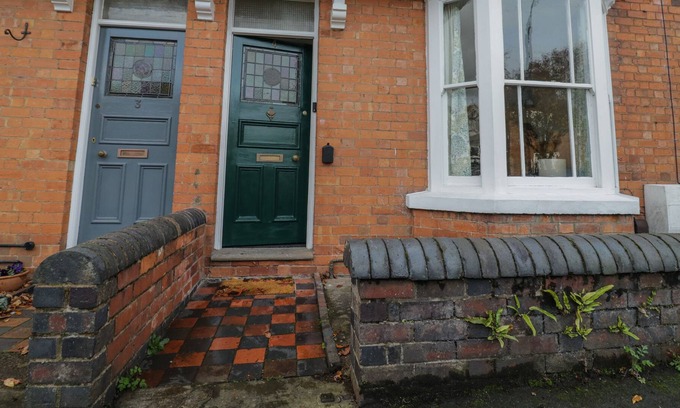 Stratford-upon-Avon Cottage | 4 ARTHUR ROAD, pet friendly, with a garden in Stratford-Upon-Avon