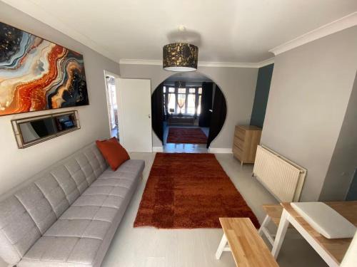 Gillingham House | 4 Bd House Sleeps 8 with Garden-Tv-Internet