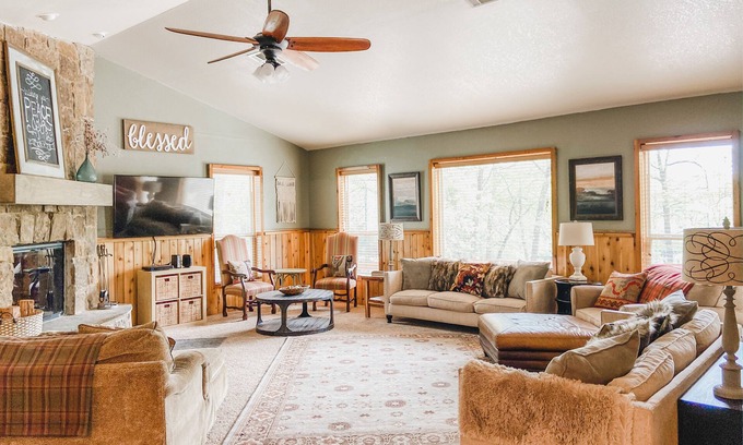 Kingston House | 4 BDR Cozy Cabin near Fishing, Golf, Marina + Wifi + Pool Table, Pets OK