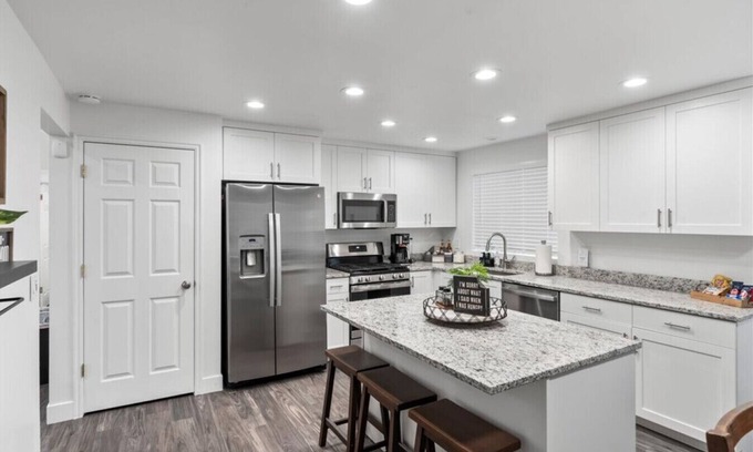 Taylorsville House | 4 Bdrm 6 Bed Clean Pet Friendly HotTub New Kitchen