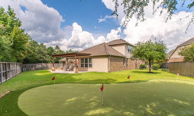 Indian Springs House | 4 bdrm Home w HUGE backyard & Putting Green!!