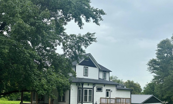 Gallatin House | 4-bdrm: Near Adam-Ondi-Ahman, MO Star Quilt, Jamesport Amish, Squirrel Cage Jail