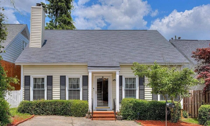 Summerville House | 4 Bdrms 3 Bath 2 Kitchens 2 Laundry Fenced In Yard & More - The Townie