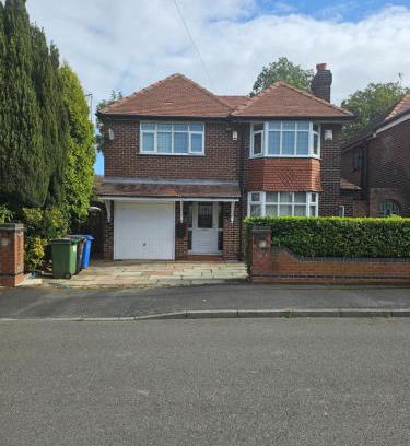 Gatley House | 4 bed detached house near Manchester Airport Manchester -Cheadle