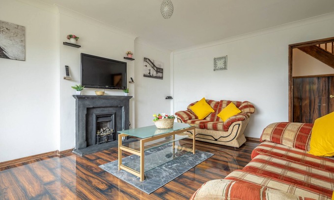 Nelson House | 4-Bed Detached, Pet Friendly House in Nelson