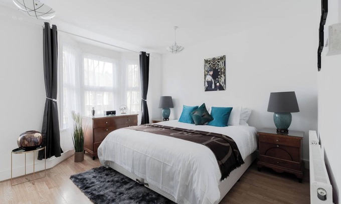 Plaistow South House | 4 Bed House - Sleeps 8 - Garden, Pets, Wifi