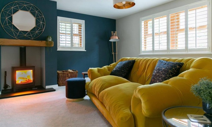 Yeadon House | 4 Bed House Sleeps 9 - Parking, Garden, Bbq, Wifi