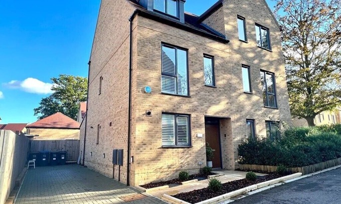 Coulsdon West House | 4-Bed in Coulsdon 20 min London, 20 min Gatwick 2
