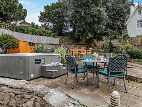 Torquay House | 4 Bed in Torquay 94002