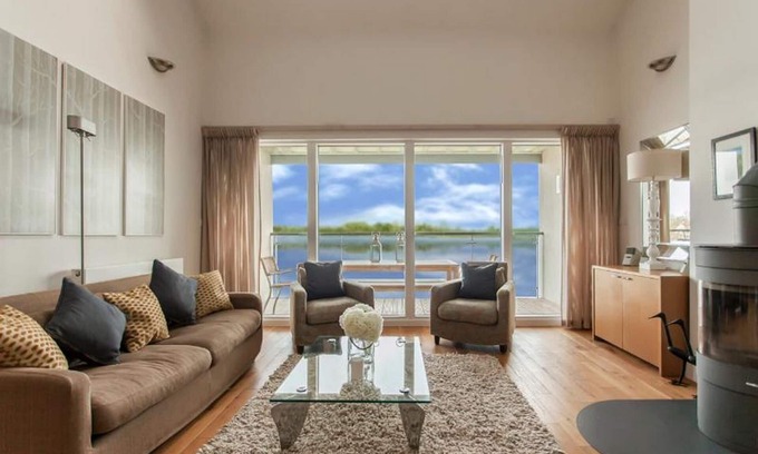 Somerford Keynes House | 4 bed lakeside house/3 bathrooms, 6 adults +3 kids plus infant, pools/restaurant