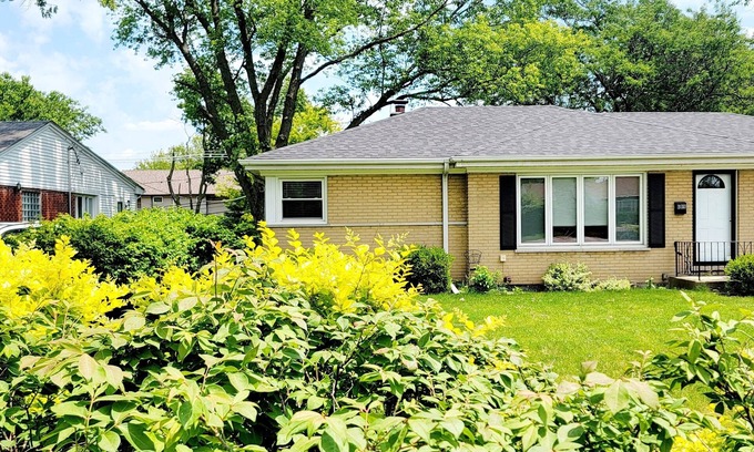 Glenview House | 4 Bedroom, 2 Full Bath. Centrally Located. Near O'Hare Airport and attractions