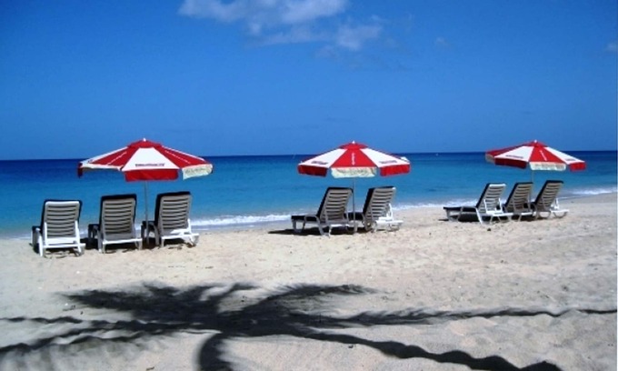 Gibbs Bay House | 4 Bedroom Home - A 5 minute Walk to 'Toes in the Sand' at 2 Amazing Beaches!