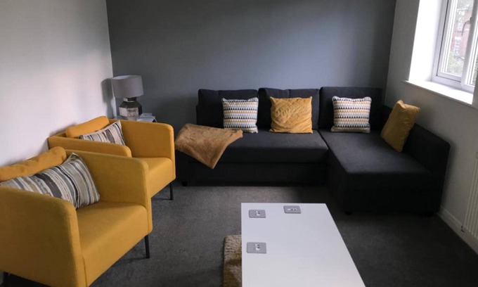 Ashton-under-Lyne House | 4 Bedroom Home - Sleeps 7, Pet Friendly & Parking