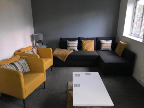 Ashton-under-Lyne House | 4 Bedroom Home - Sleeps 7 Pet Friendly & Parking