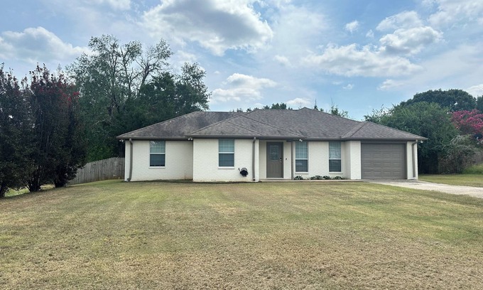 Tyler House | 4-bedroom house fenced in backyard in Flint/Tyler with WiFi, AC. Enjoy your stay