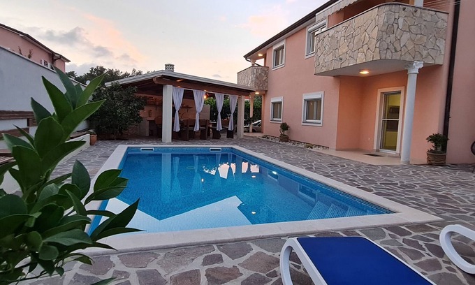 Kaldanija House | 4-bedroom house in charming Buje with pool, AC, WiFi. Enjoy your stay!