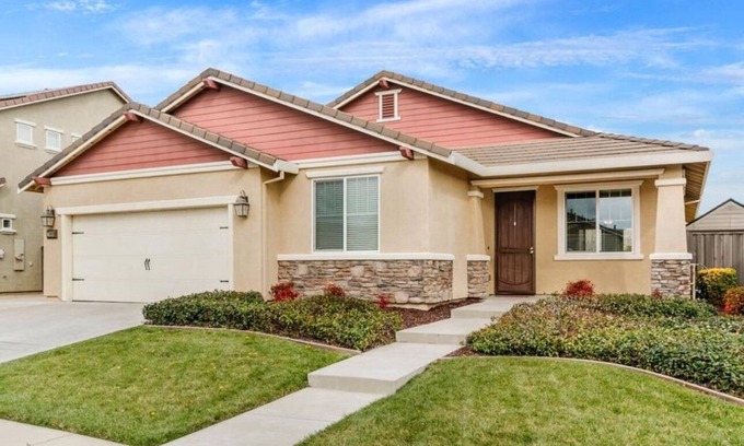 Elk Grove House | 4-bedroom house in terrific Elk Grove with AC, fitness room, WiFi