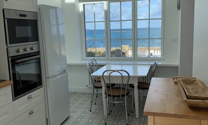 Roscoff House | 4 bedroom house with character facing the sea, 5m beach access