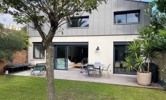 Merignac House | 4 bedroom house with swimming pool close to the city center.