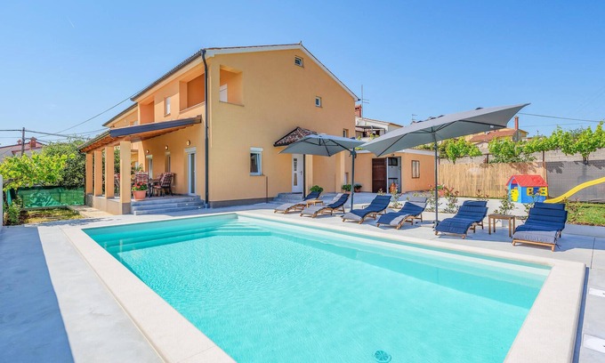 Sikici House | 4 bedroom pet friendly home in Sikici