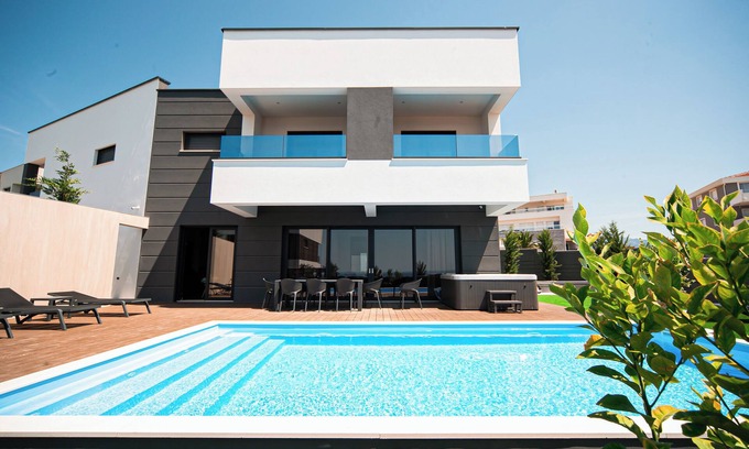 Novalja Villa | 4-bedroom villa in fabulous Novalja with WiFi, fitness room, AC