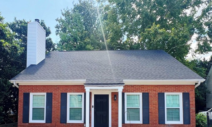 Summerville House | 4 Bedrooms 4 Bathrooms 2 Laundry Rooms - Brick Cottage