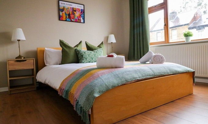 Sheffield House | 4 Bedrooms, FREE Parking, Families, Contractors