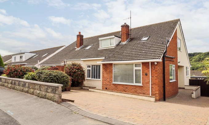 Rhos on Sea Cottage | 4 BODNANT ROAD, pet friendly, with hot tub in Rhos-On-Sea