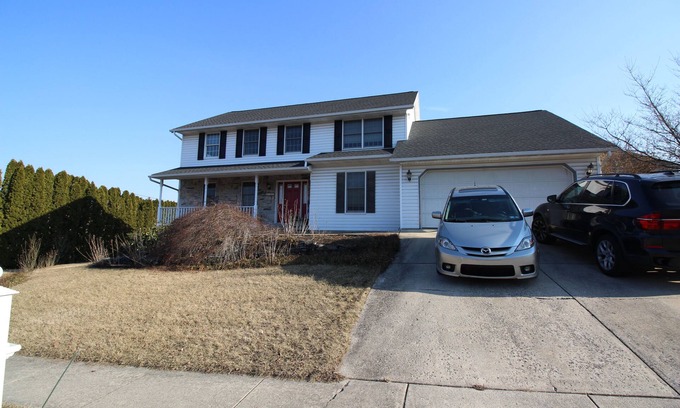 Harrisburg - Hershey House | 4-BR house 2-min walk to Armitage golf & Caddy Shack eatery/pub in Mechanicsburg