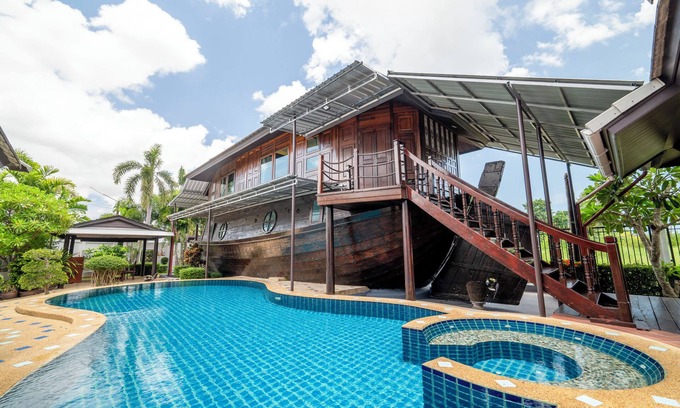 North Pattaya Villa | 4 BR Royal Boat Pool Villa – Pattaya's Hidden Haven