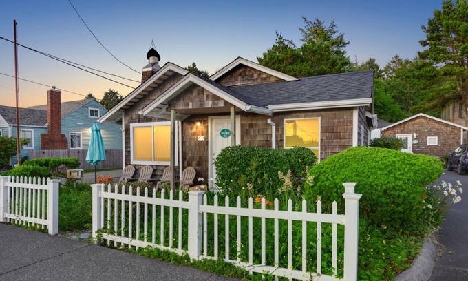 Downtown Cannon Beach Apartment | 4 Buccaneer Bay: Charming Bungalow | Walk to Beach | Dog-Friendly