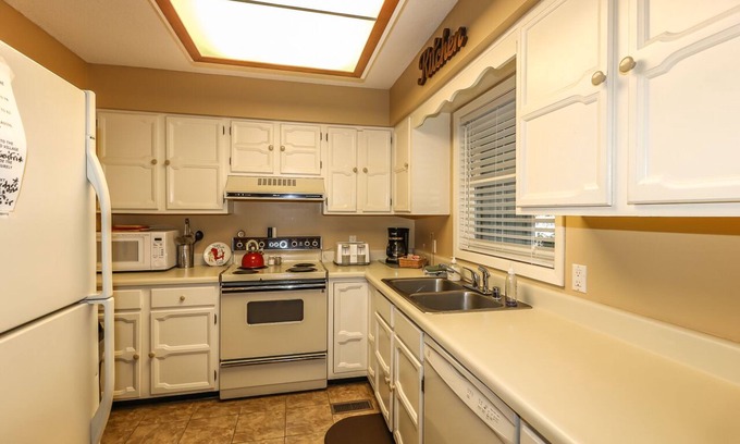 Hot Springs Village House | 4 Cabo Tinoso Place - HDTV, WIFI. Nicely furnished town home, screened in porch,