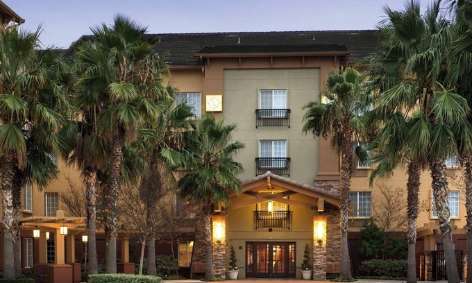 Sacramento Hotel | 4 Comfortable Suites w/Full Kitchen & Daily Fresh Cookies in Sacramento