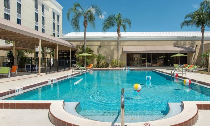 Tropic House | 4 Comfy and Modern Units, Pool, Parking