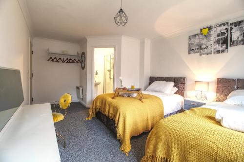 Wakefield Apartment | 4 Dbl Beds, Modern Apartment, Free Parking and Home-from-home