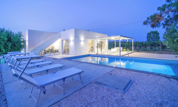 Castelvetrano Villa | 4 en-suite, 3 km from Nature Reserve sandy beach, swimming pool, prestigious