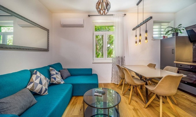 Old Town Condo | 4*Flat in the Heart of the City, Onsite parking, Wifi